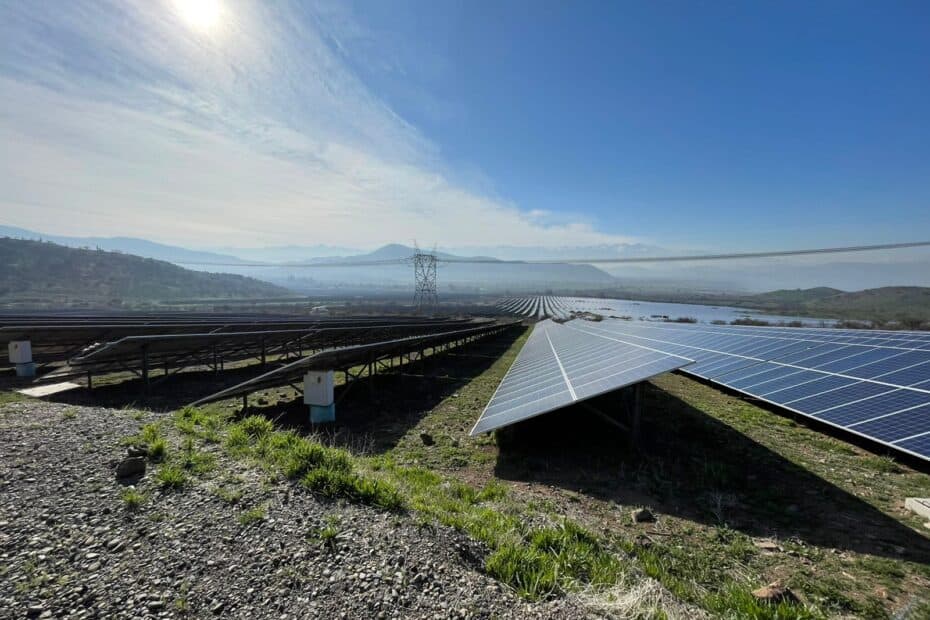 paneles solares en trackers de planta fotovoltaica con pendiente