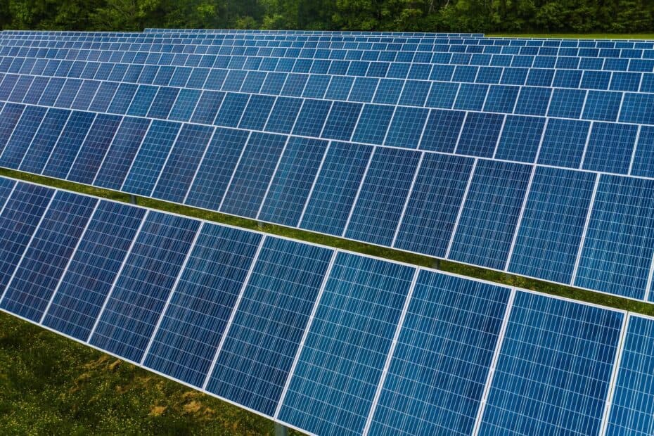 vista aérea campo verde con paneles solares