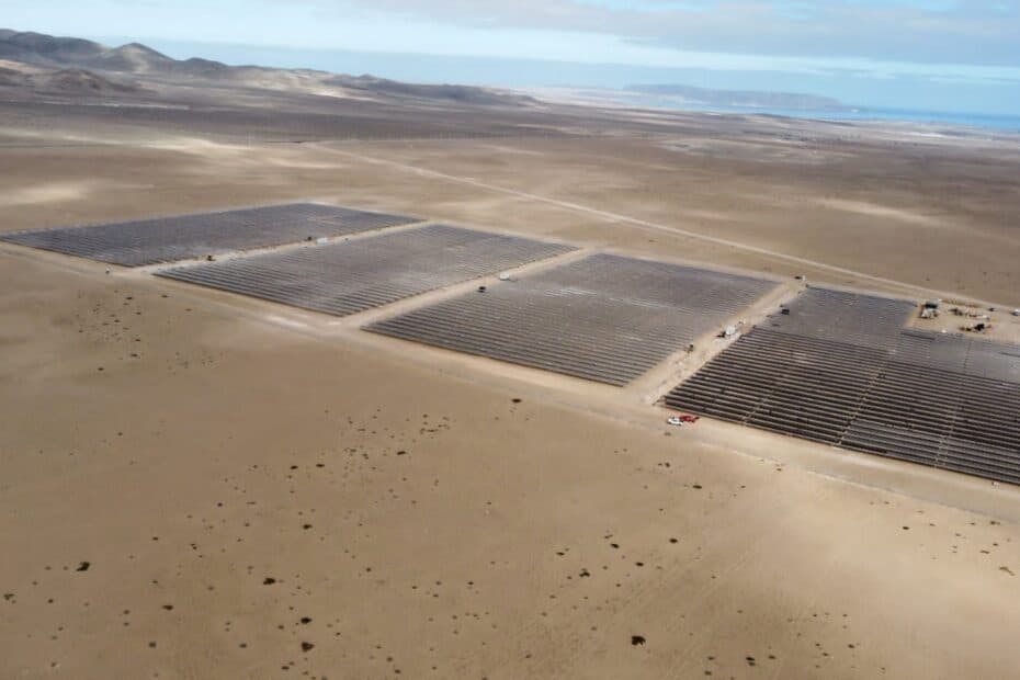 vista aérea de proyecto con paneles solares instalados en desierto
